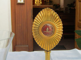 Bischof Gerber hat eine Bonifatius-Reliquie mitgebracht